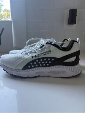 Never Worn✨Under Armour White and Black Performance Running Shoes